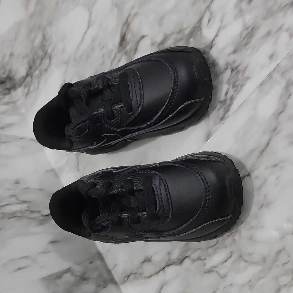 Nike Air Max 90 Leather Black / Ankle-High Fashion Sneaker - Toddler size 6c